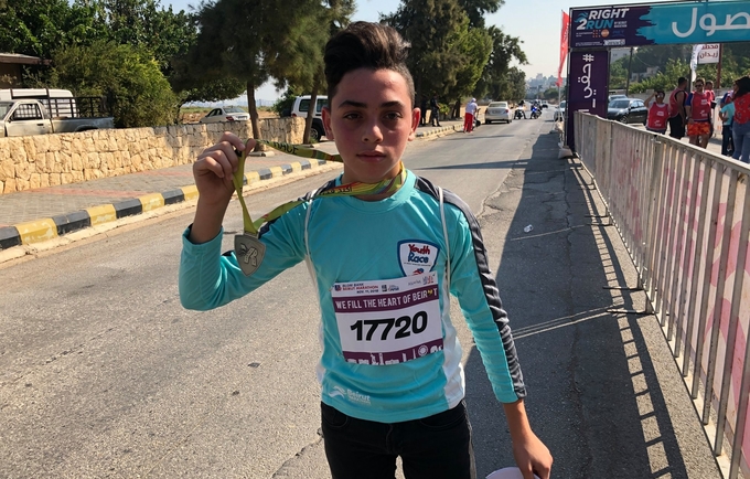 A participant shows off his medal © Beirut Marathon Association 
